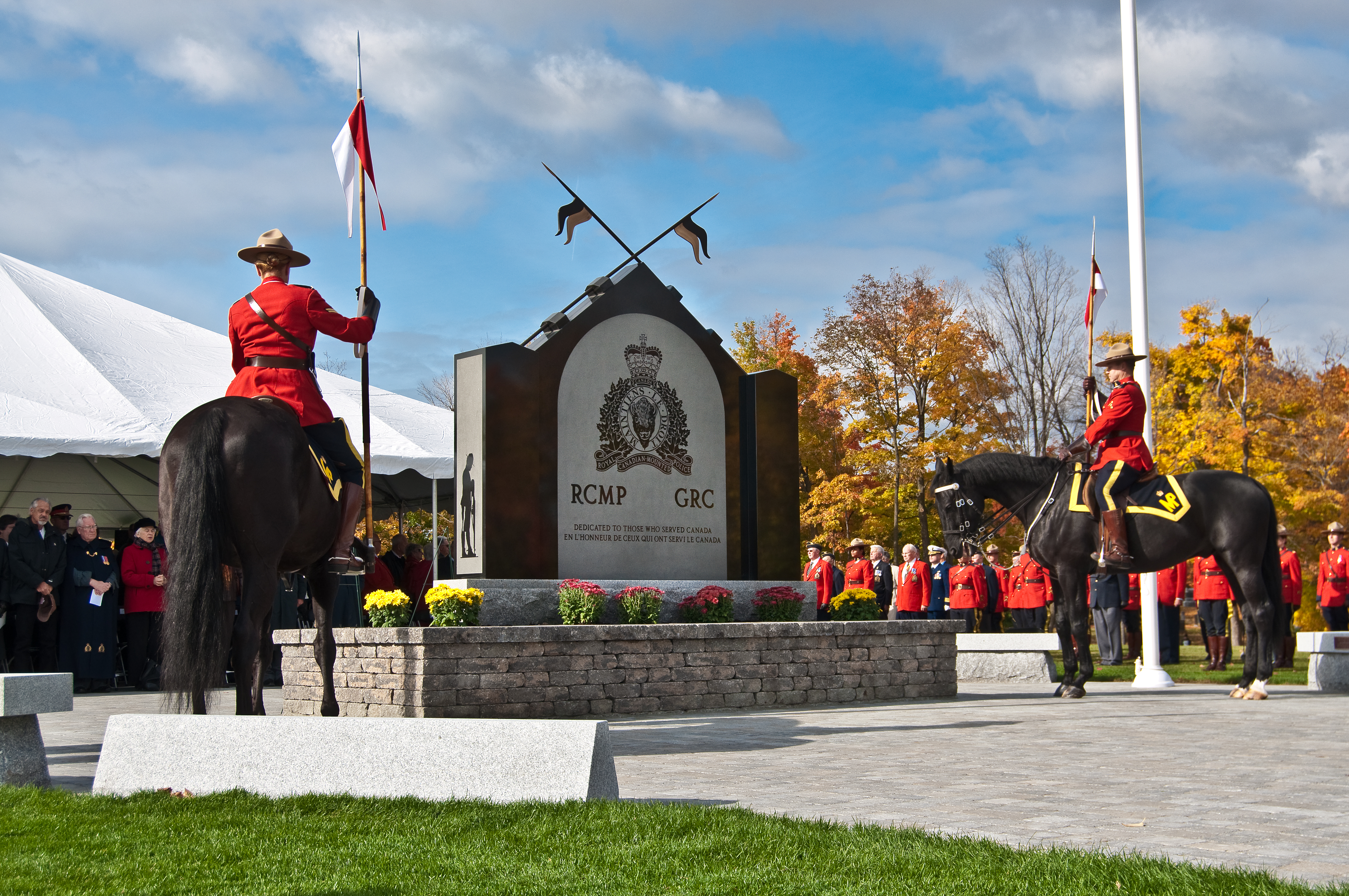 rcmp cenotaph with rcmp horse